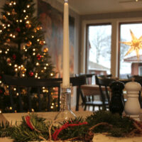 Spisesalen er pynta med juledekorasjon