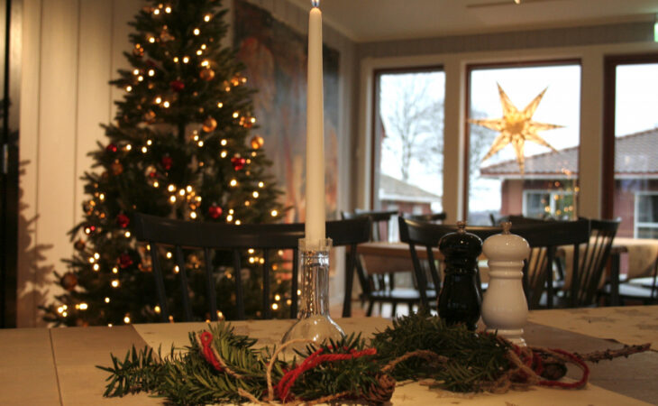 Spisesalen er pynta med juledekorasjon